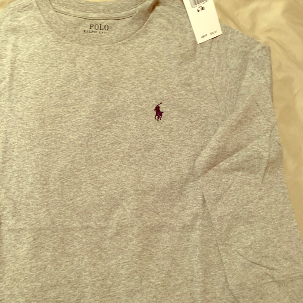Crew neck long sleeved shirt